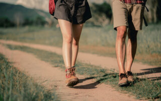 peregrinos caminando durante el camino de santiago