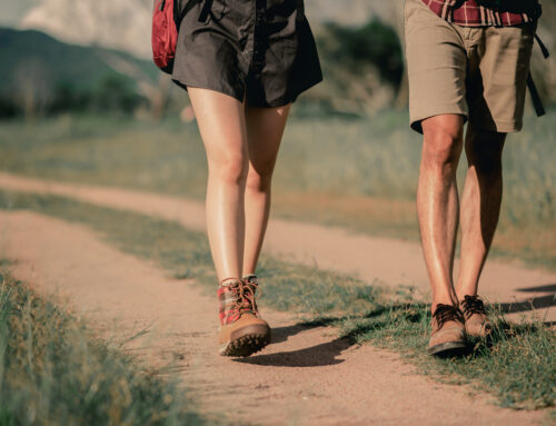 Cuidado de pies después de una etapa larga en el Camino de Santiago